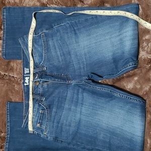 Lee jeans, blue, unsure of size but I believe they're a 27?